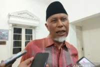 Gubernur Sumatera Barat Mahyeldi saat diwawancarai di Kota Padang.(poto: ANTARA).