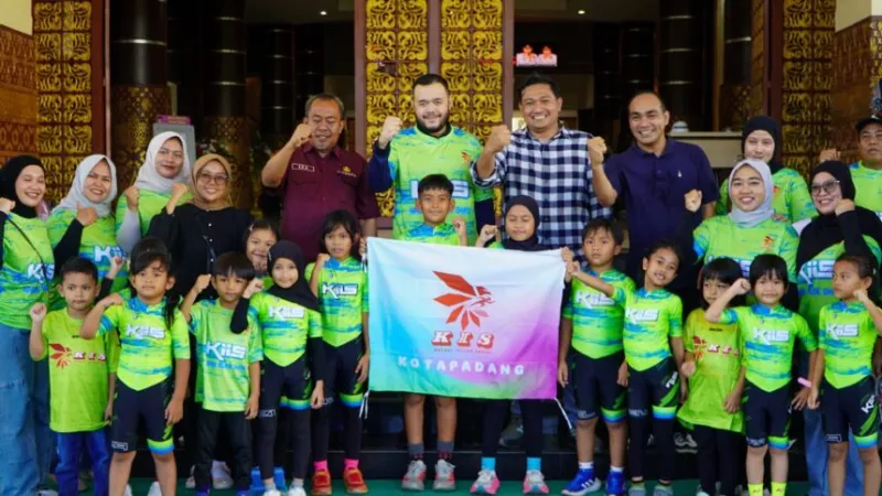 Wali Kota Padang Fadly Amran secara resmi melepas keberangkatan atlet Kreasi Inline Skate (KIIS) Kota Padang.( poto : padangkita.com )