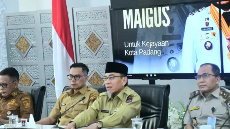 Wakil Wali Kota Padang, Maigus Nasir memimpin Rapat Evaluasi Bantuan Stimulan Rumah Rusak Pascabencana Hidrometeorologi bersama BNPB.( poto : padangkita.com )
