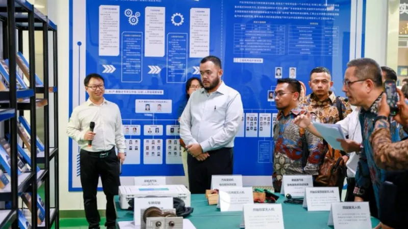Wali Kota Padang Fadly Amran bersama delegasi Program Unggulan (Progul) Padang Juara melakukan kunjungan balasan ke Guangdong Construction Vocational Technology Institute.( poto : padangkita.com )