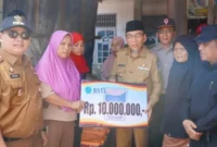 Wakil Wali Kota Padang Maigus Nasir menyerahkan Bantuan Sosial Tidak Terduga (BSTT) kepada korban kebakaran rumah.( poto : padangkita.com).