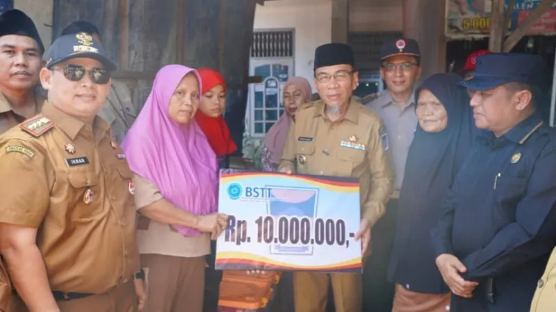 Wakil Wali Kota Padang Maigus Nasir menyerahkan Bantuan Sosial Tidak Terduga (BSTT) kepada korban kebakaran rumah.( poto : padangkita.com).