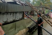Simpang Robet Nagari Ranah Air Haji, Kecamatan Sungai Aur, Pasbar dilanda angin puting beliung.( poto: radarsumbar.com).