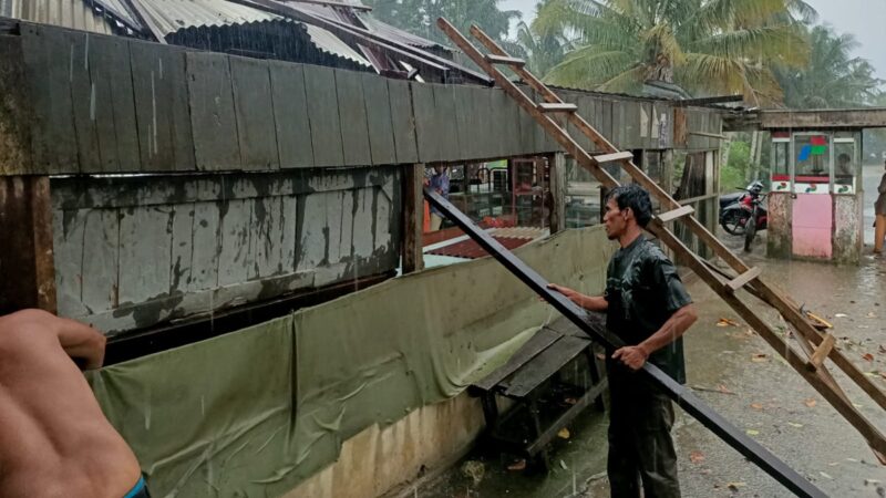 Simpang Robet Nagari Ranah Air Haji, Kecamatan Sungai Aur, Pasbar dilanda angin puting beliung.( poto: radarsumbar.com).