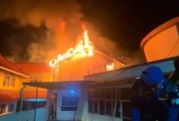 Personel Damkar Kota Padang berusaha memadamkan api yang melahap gedung inspektorat dan Bapenda Kota Padang.(poto: padangkita.com).
