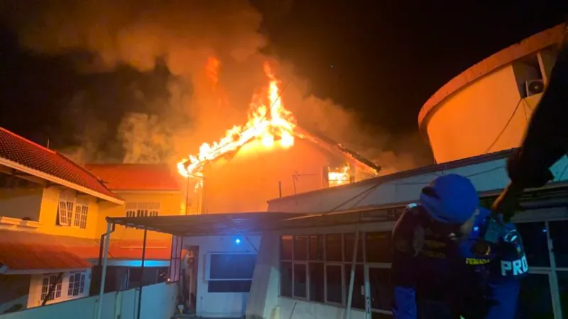 Personel Damkar Kota Padang berusaha memadamkan api yang melahap gedung inspektorat dan Bapenda Kota Padang.(poto: padangkita.com).