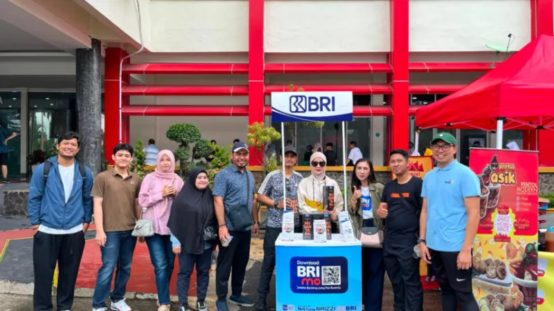 BRI Region 3 Padang turut berpartisipasi dalam kegiatan Nobar Bola Gembira yang digelar pada Minggu (12/7) di halaman Kantor Gubernur Sumatera Barat.(poto: padangkita.com).