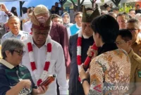 Menteri Lingkungan Hidup (LH) RI Mohammad Jumhur Hidayat (dua kiri) dan Gubernur Sumbar Mahyeldi (tiga kiri) melihat produksi karbon cair.(poto: ANTARA).