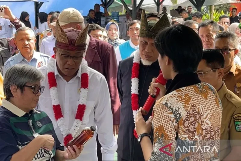 Menteri Lingkungan Hidup (LH) RI Mohammad Jumhur Hidayat (dua kiri) dan Gubernur Sumbar Mahyeldi (tiga kiri) melihat produksi karbon cair.(poto: ANTARA).
