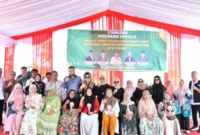 Wali Kota Padang, Fadly Amran, meresmikan sekaligus menyerahkan kunci Hunian Sementara Sehat dan Layak (Hunsela).(poto: padangkita.com).