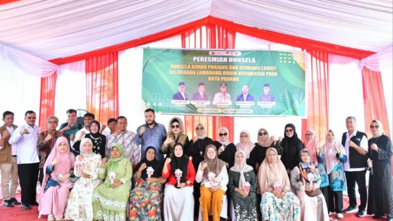 Wali Kota Padang, Fadly Amran, meresmikan sekaligus menyerahkan kunci Hunian Sementara Sehat dan Layak (Hunsela).(poto: padangkita.com).