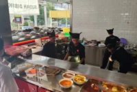 sejumlah pegawai Takana Resto tengah melayani para pelanggan .(poto: padangkita.com).