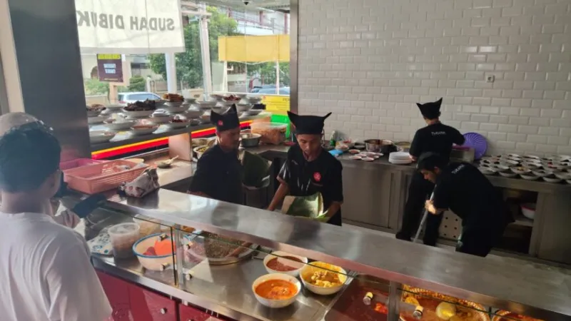 sejumlah pegawai Takana Resto tengah melayani para pelanggan .(poto: padangkita.com).