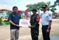 Penyerahan bantuan secara simbolis berlangsung khidmat di Lapangan Kantin Brawijaya 0304/Agam pada Rabu (15/7/2026).(poto: padangkita.com).