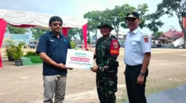 Penyerahan bantuan secara simbolis berlangsung khidmat di Lapangan Kantin Brawijaya 0304/Agam pada Rabu (15/7/2026).(poto: padangkita.com).