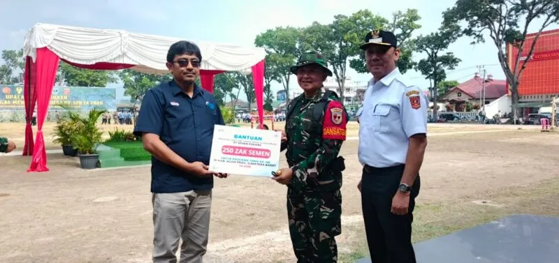 Penyerahan bantuan secara simbolis berlangsung khidmat di Lapangan Kantin Brawijaya 0304/Agam pada Rabu (15/7/2026).(poto: padangkita.com).