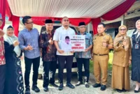 Wakil Ketua Komisi VI DPR RI Andre Rosiade menyerahkan satu unit ambulans kepada masyarakat Kelurahan Pegambiran Ampalu Nan XX, Kecamatan Lubuk Begalung.(poto: radarsumbar.com).