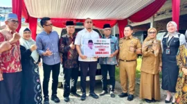Wakil Ketua Komisi VI DPR RI Andre Rosiade menyerahkan satu unit ambulans kepada masyarakat Kelurahan Pegambiran Ampalu Nan XX, Kecamatan Lubuk Begalung.(poto: radarsumbar.com).