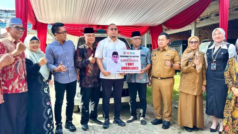Wakil Ketua Komisi VI DPR RI Andre Rosiade menyerahkan satu unit ambulans kepada masyarakat Kelurahan Pegambiran Ampalu Nan XX, Kecamatan Lubuk Begalung.(poto: radarsumbar.com).