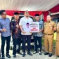 Wakil Ketua Komisi VI DPR RI Andre Rosiade menyerahkan satu unit ambulans kepada masyarakat Kelurahan Pegambiran Ampalu Nan XX, Kecamatan Lubuk Begalung.(poto: radarsumbar.com).
