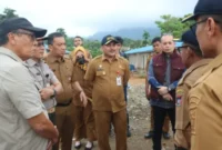 Sekretaris Daerah Kota Padang Raju Minropa memimpin langsung peninjauan lapangan di kawasan Bumi Perkemahan Pramuka, Senin (20/7/2026).(poto: padangkita.com).