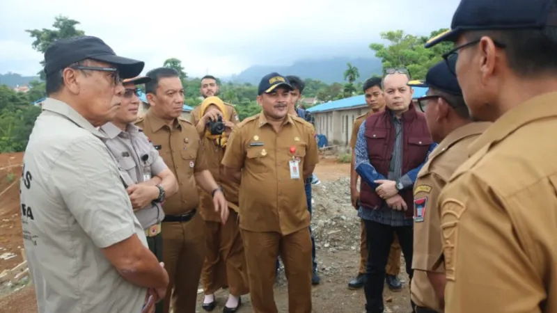 Sekretaris Daerah Kota Padang Raju Minropa memimpin langsung peninjauan lapangan di kawasan Bumi Perkemahan Pramuka, Senin (20/7/2026).(poto: padangkita.com).