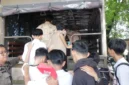 Petugas Satpol PP Kota Padang mengarahkan sejumlah pelajar yang terjaring razia untuk naik ke dalam truk patroli di kawasan Jalan Taman Siswa. (poto: padangkita.com).