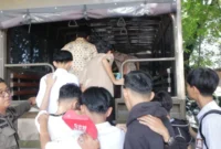 Petugas Satpol PP Kota Padang mengarahkan sejumlah pelajar yang terjaring razia untuk naik ke dalam truk patroli di kawasan Jalan Taman Siswa. (poto: padangkita.com).