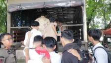 Petugas Satpol PP Kota Padang mengarahkan sejumlah pelajar yang terjaring razia untuk naik ke dalam truk patroli di kawasan Jalan Taman Siswa. (poto: padangkita.com).