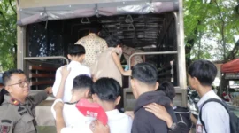 Petugas Satpol PP Kota Padang mengarahkan sejumlah pelajar yang terjaring razia untuk naik ke dalam truk patroli di kawasan Jalan Taman Siswa. (poto: padangkita.com).