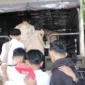 Petugas Satpol PP Kota Padang mengarahkan sejumlah pelajar yang terjaring razia untuk naik ke dalam truk patroli di kawasan Jalan Taman Siswa. (poto: padangkita.com).