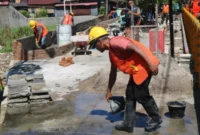 Pembenahan Jalur Hijau dan Pemasangan Perangkap Sampah di Kawasan Batang Arau.(poto: padangkita.com).