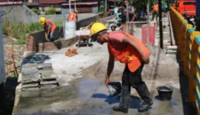 Pembenahan Jalur Hijau dan Pemasangan Perangkap Sampah di Kawasan Batang Arau.(poto: padangkita.com).