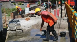 Pembenahan Jalur Hijau dan Pemasangan Perangkap Sampah di Kawasan Batang Arau.(poto: padangkita.com).