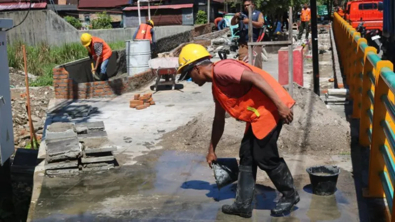 Pembenahan Jalur Hijau dan Pemasangan Perangkap Sampah di Kawasan Batang Arau.(poto: padangkita.com).