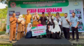 Program Beasiswa Ceria Bisa Sekolah (CBS), lembaga pengelola zakat karyawan PT Semen Padang.(poto: padangkita.com).
