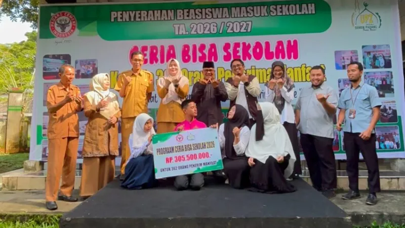 Program Beasiswa Ceria Bisa Sekolah (CBS), lembaga pengelola zakat karyawan PT Semen Padang.(poto: padangkita.com).