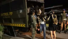 Satpol PP Kota Padang menggelar patroli dini hari untuk menegakkan Perda Ketertiban Umum.(poto: padangkita.com).