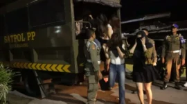 Satpol PP Kota Padang menggelar patroli dini hari untuk menegakkan Perda Ketertiban Umum.(poto: padangkita.com).