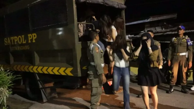 Satpol PP Kota Padang menggelar patroli dini hari untuk menegakkan Perda Ketertiban Umum.(poto: padangkita.com).