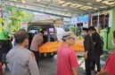 Jajaran Polresta Padang mengevakuasi jasad seorang wanita yang ditemukan membusuk di rumahnya, Komplek Cendana Mata Air.(poto: radarsumbar.com)