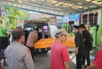 Jajaran Polresta Padang mengevakuasi jasad seorang wanita yang ditemukan membusuk di rumahnya, Komplek Cendana Mata Air.(poto: radarsumbar.com)