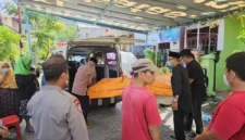 Jajaran Polresta Padang mengevakuasi jasad seorang wanita yang ditemukan membusuk di rumahnya, Komplek Cendana Mata Air.(poto: radarsumbar.com)