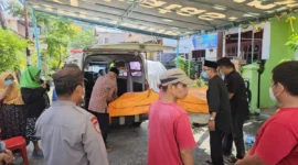 Jajaran Polresta Padang mengevakuasi jasad seorang wanita yang ditemukan membusuk di rumahnya, Komplek Cendana Mata Air.(poto: radarsumbar.com)