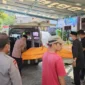 Jajaran Polresta Padang mengevakuasi jasad seorang wanita yang ditemukan membusuk di rumahnya, Komplek Cendana Mata Air.(poto: radarsumbar.com)