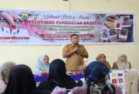 Wawako Pariaman Mulyadi menjadi narasumber Pelatihan Pembuatan Rajutan.(poto: radarsumbar.com).