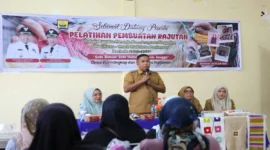 Wawako Pariaman Mulyadi menjadi narasumber Pelatihan Pembuatan Rajutan.(poto: radarsumbar.com).