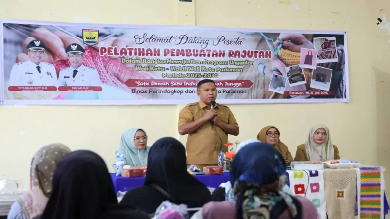Wawako Pariaman Mulyadi menjadi narasumber Pelatihan Pembuatan Rajutan.(poto: radarsumbar.com).