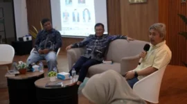 Yose Hendra, membeberkan kondisi geografis wilayah Sumatra Barat dalam diskusi kebencanaan di Universitas Andalas, Padang, Rabu (22/7/2026).(poto: padangkita.com).