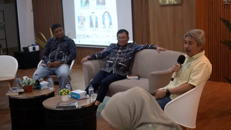 Yose Hendra, membeberkan kondisi geografis wilayah Sumatra Barat dalam diskusi kebencanaan di Universitas Andalas, Padang, Rabu (22/7/2026).(poto: padangkita.com).